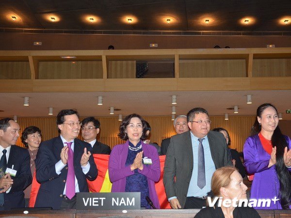 Đoàn Việt Nam vỗ tay chào mừng chiến thắng sau tiếng gõ búa của Chủ tịch hội nghị chính thức vinh danh dân ca Ví, Giặm Nghệ Tĩnh. (Ảnh: Bích Hà/Vietnam+)